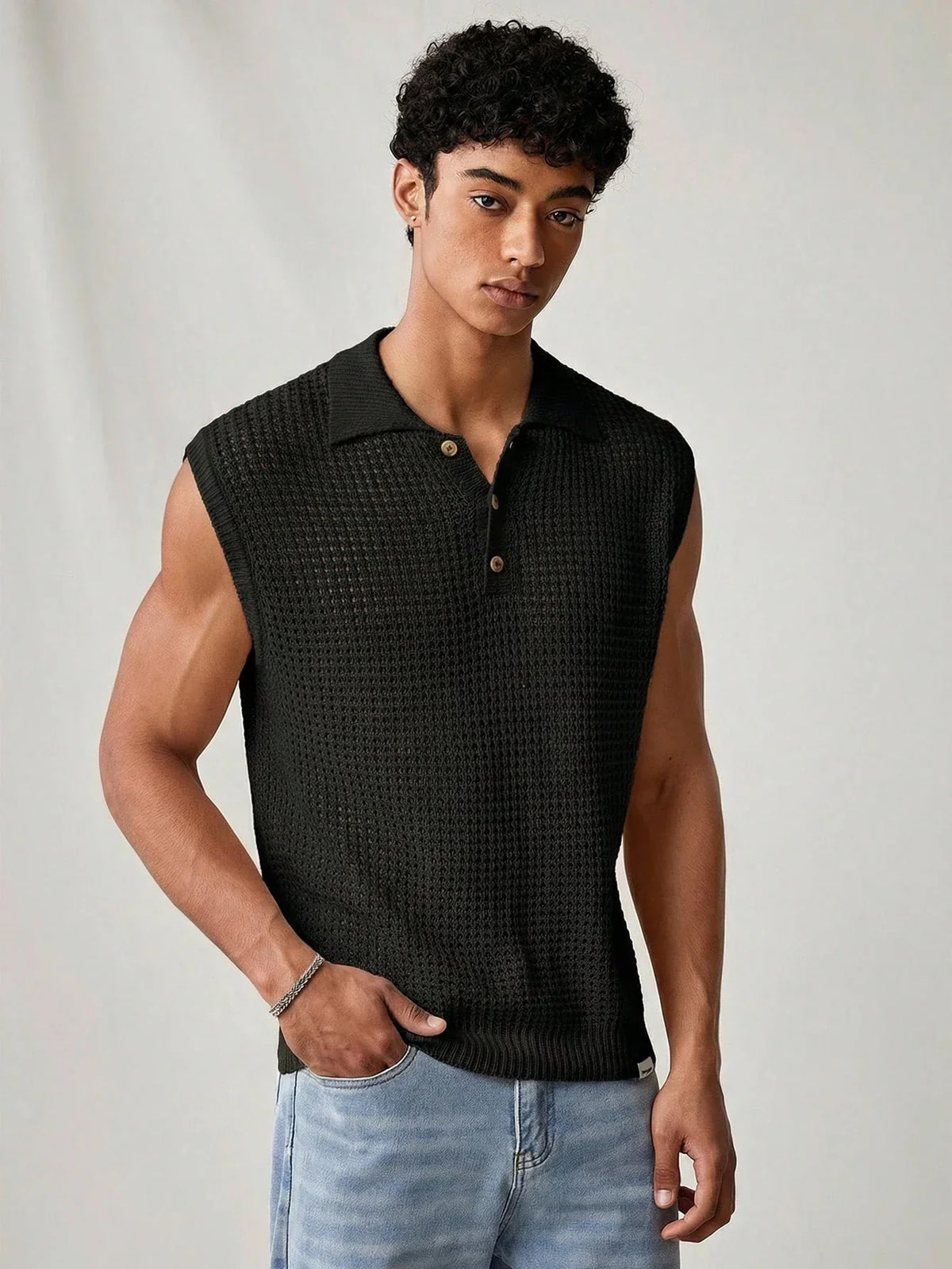 Ärmelloses Herren-Poloshirt aus Strick mit Pointelle-Durchbruchmuster, Schwarz